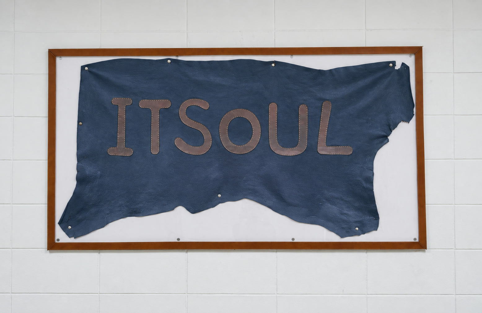 ป้าย ITSOUL ทำจากผืนหนังในกรอบไม้